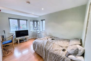 1 bed studio, Central Park Avenue, North Hill, Plymouth, PL46NE - Image 2